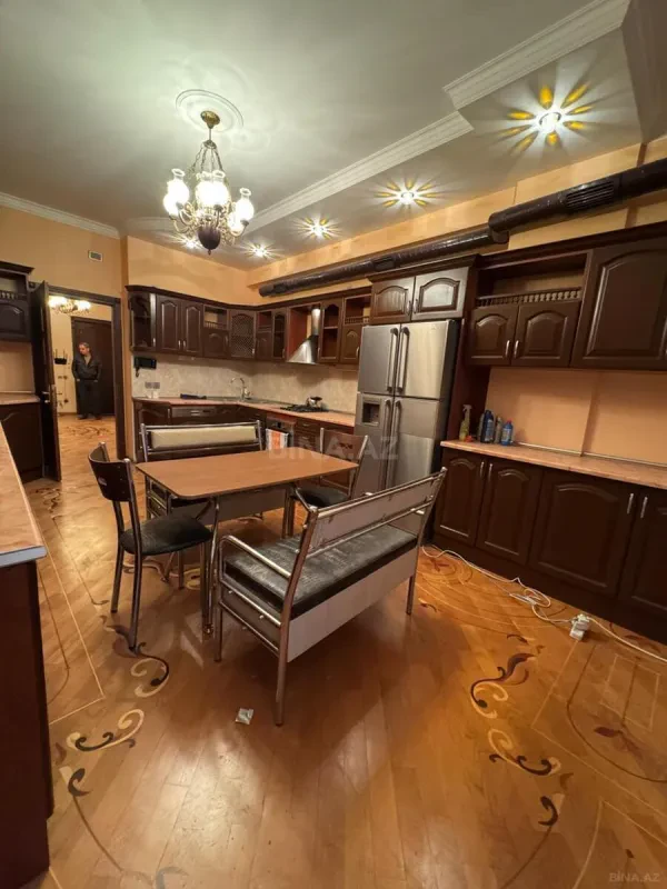 Kirayə verilir 4 otaqlı mənzil 200 m²