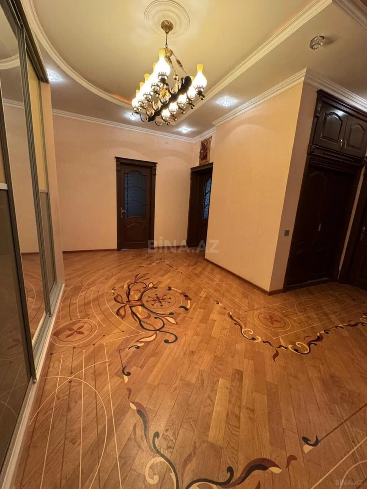 Kirayə verilir 4 otaqlı mənzil 200 m²