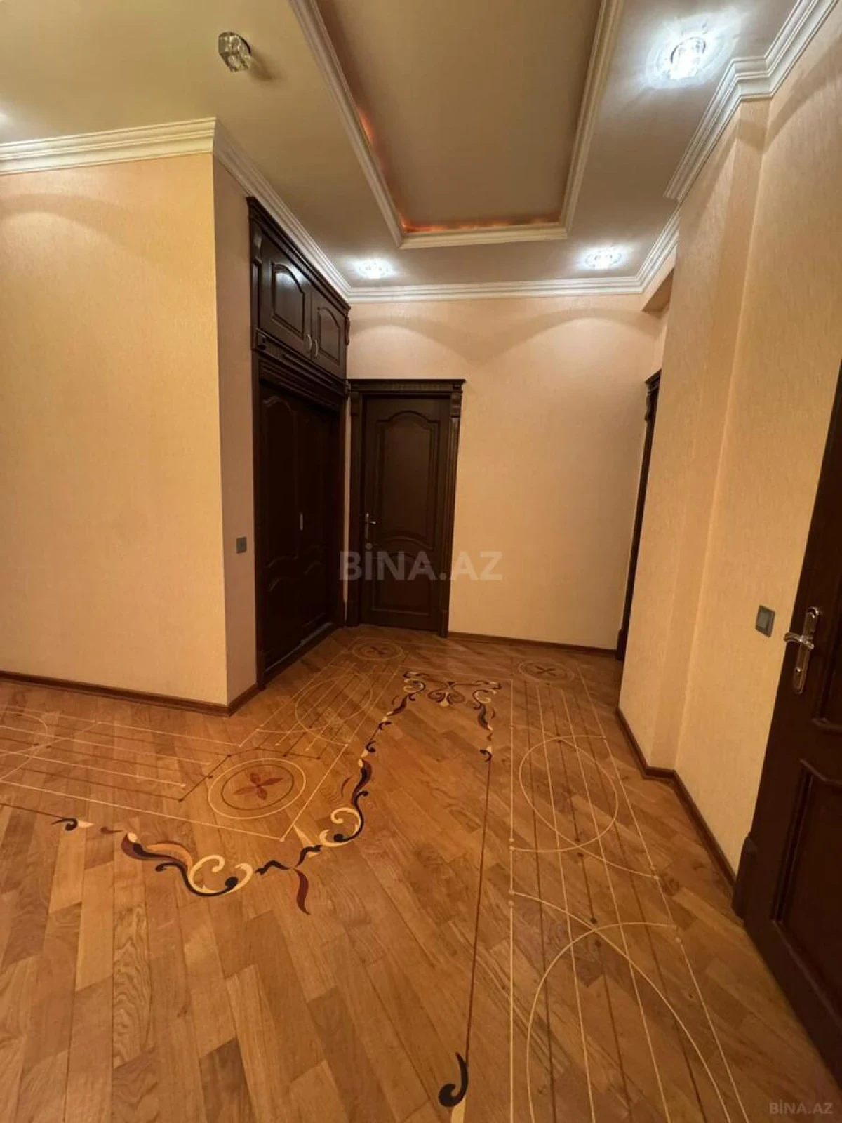 Kirayə verilir 4 otaqlı mənzil 200 m²