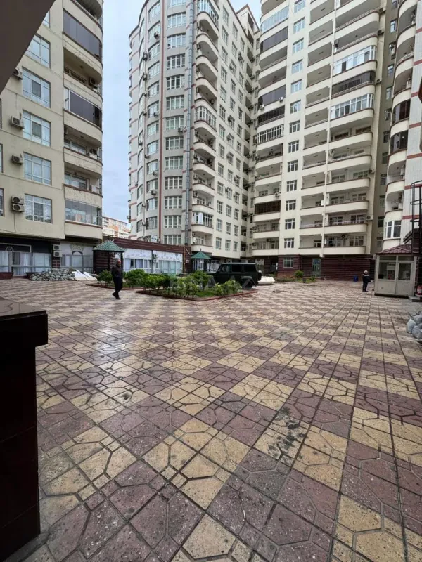 Kirayə verilir 4 otaqlı mənzil 200 m²