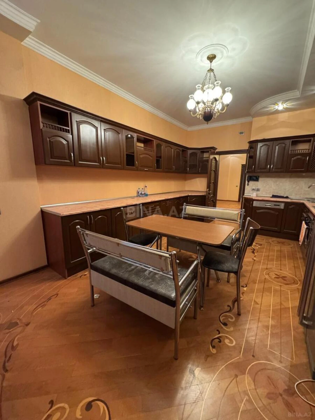Kirayə verilir 4 otaqlı mənzil 200 m²