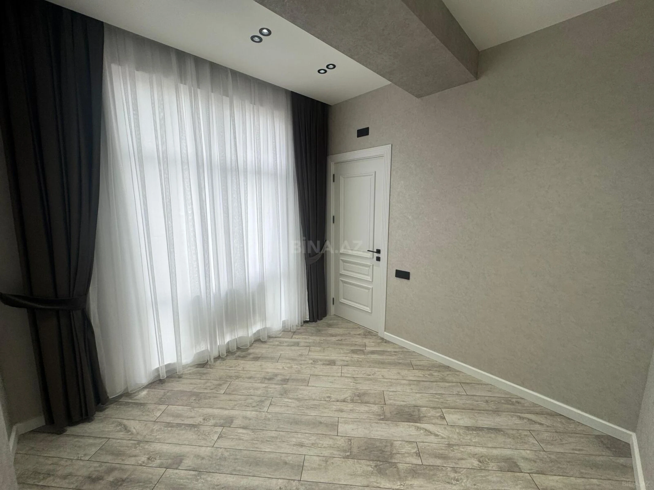 Satılır 4 otaqlı mənzil 127 m²