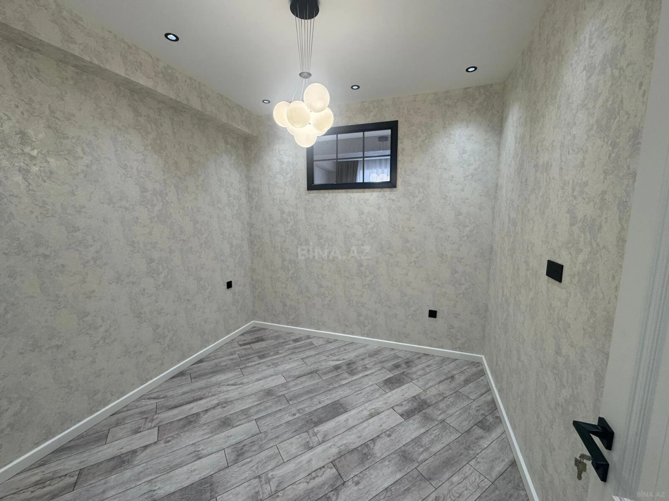 Satılır 4 otaqlı mənzil 127 m²