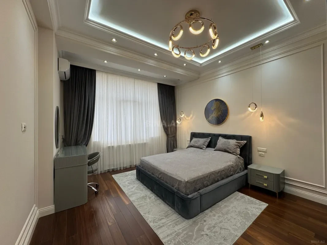 Satılır 4 otaqlı mənzil 200 m²