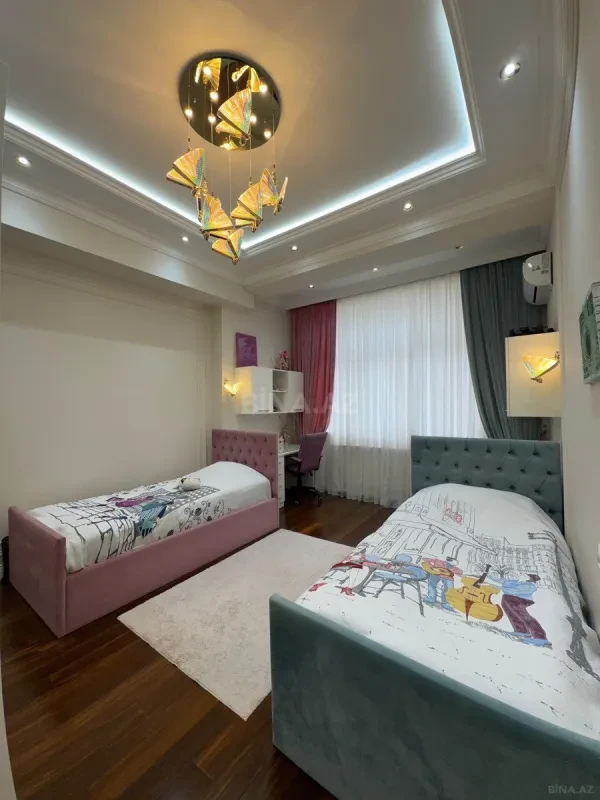 Satılır 4 otaqlı mənzil 200 m²