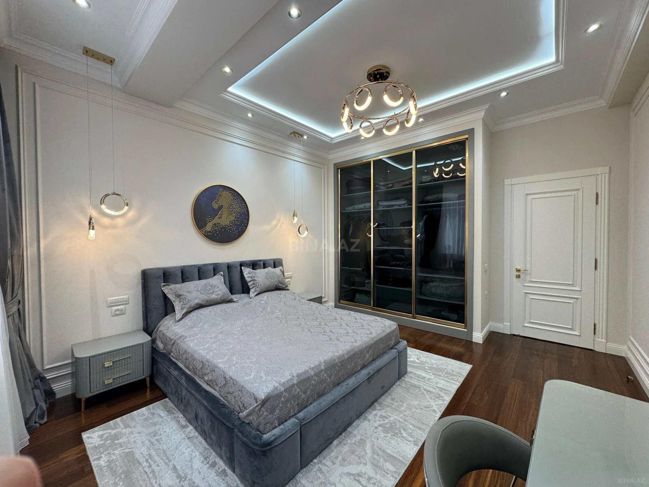Satılır 4 otaqlı mənzil 200 m²
