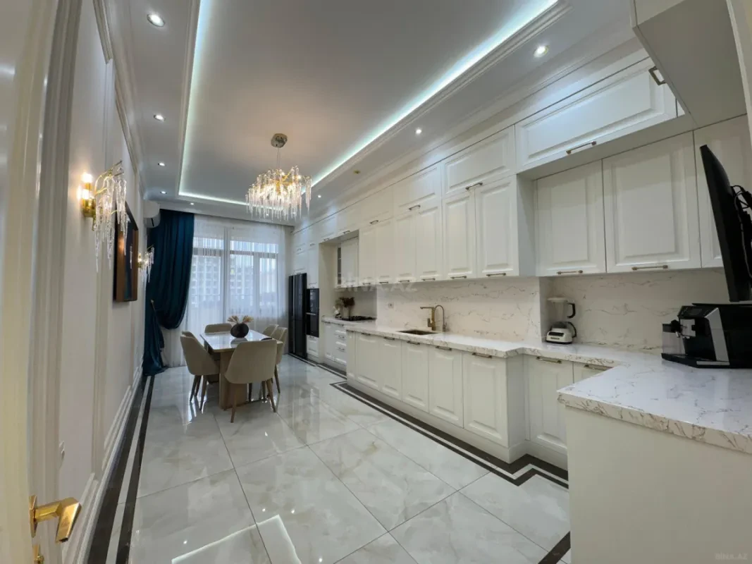 Satılır 4 otaqlı mənzil 200 m²