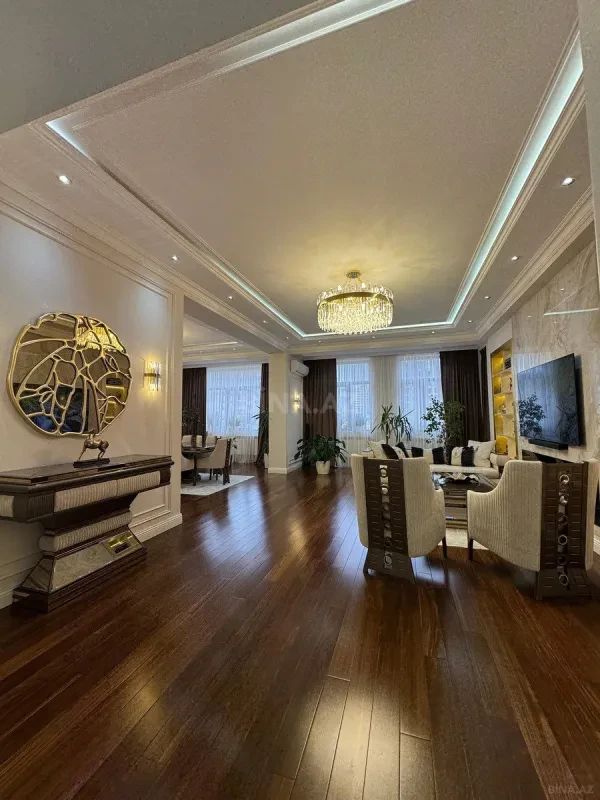 Satılır 4 otaqlı mənzil 200 m²