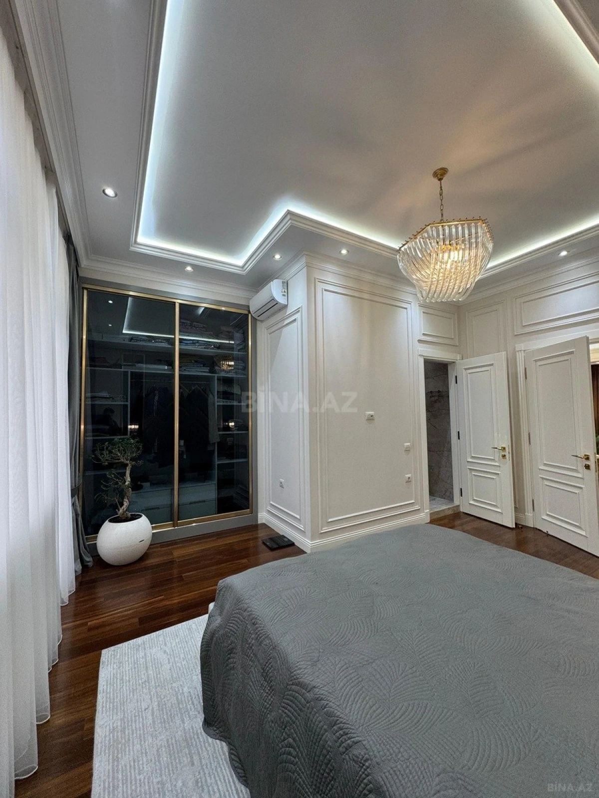 Satılır 4 otaqlı mənzil 200 m²