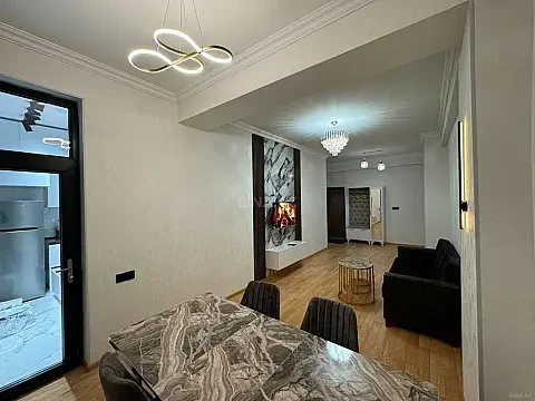 Kirayə verilir 2 otaqlı mənzil 81 m²