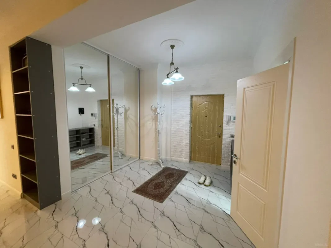 Kirayə verilir 4 otaqlı mənzil 150 m²
