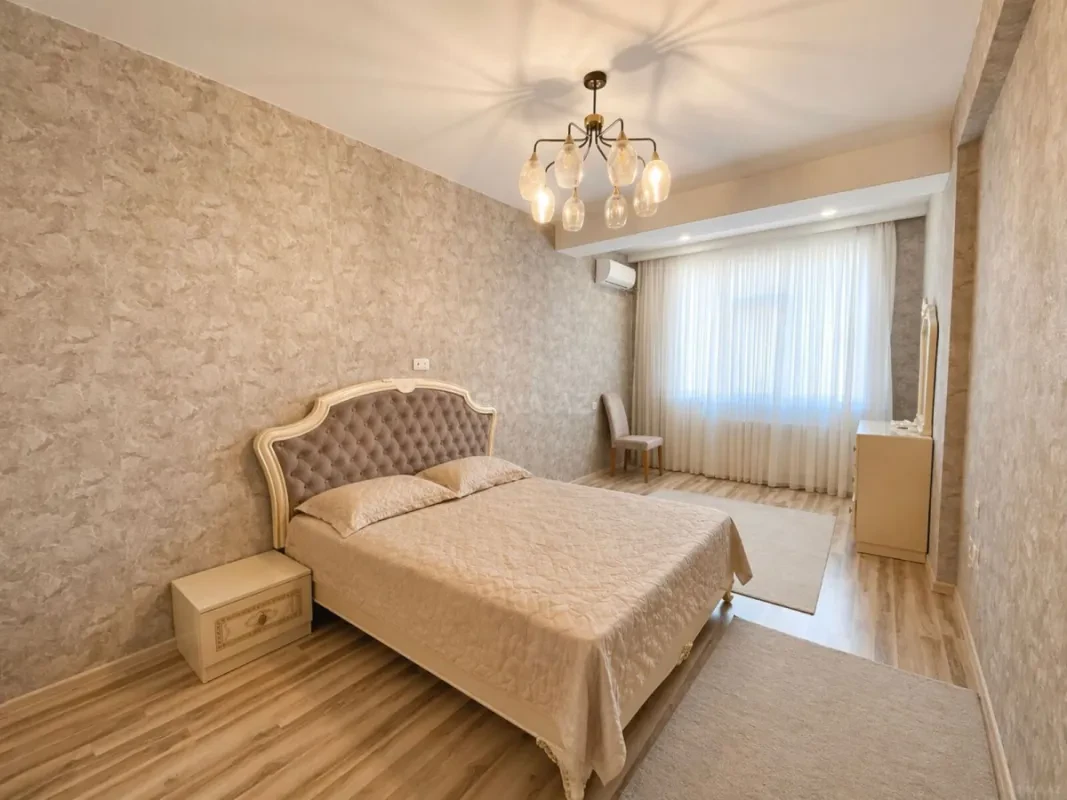 Satılır 4 otaqlı mənzil 160 m²