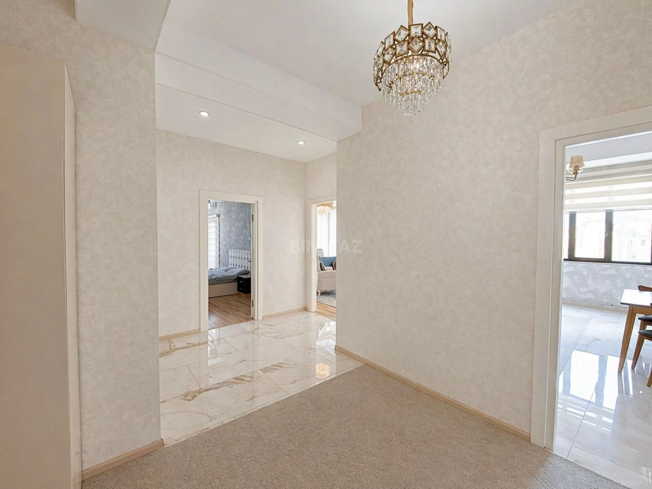 Satılır 4 otaqlı mənzil 160 m²