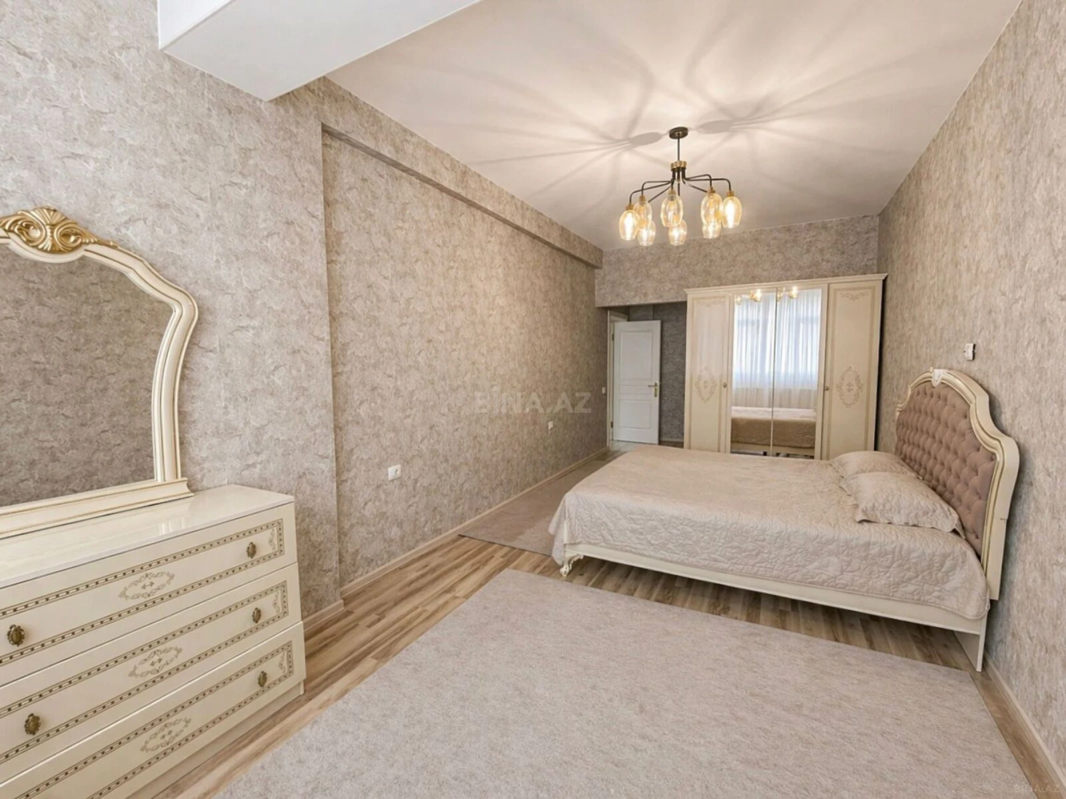 Satılır 4 otaqlı mənzil 160 m²