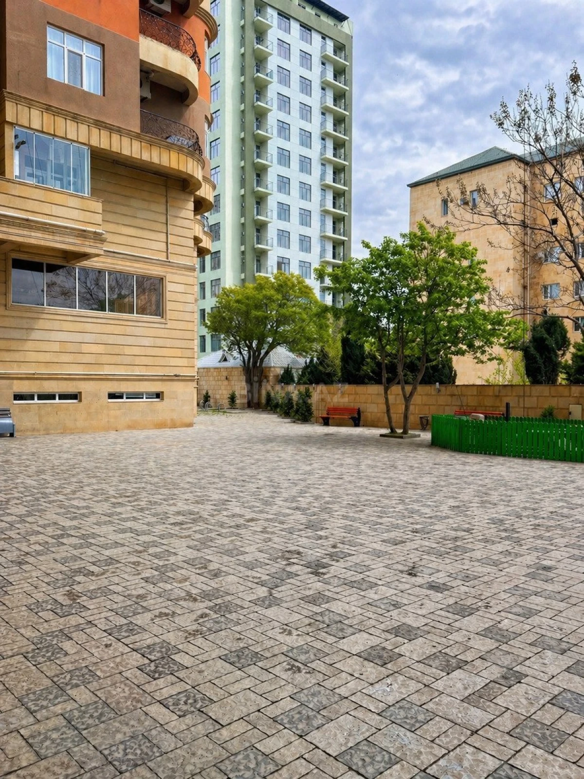 Satılır 2 otaqlı mənzil 74 m²