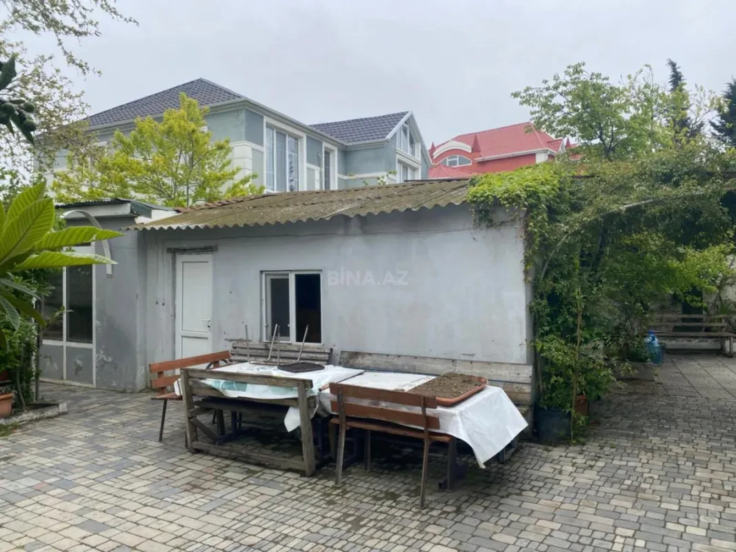 Satılır 15 otaqlı həyət evi 250 m²