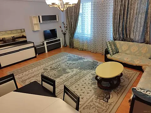 Kirayə verilir 3 otaqlı mənzil 140 m²