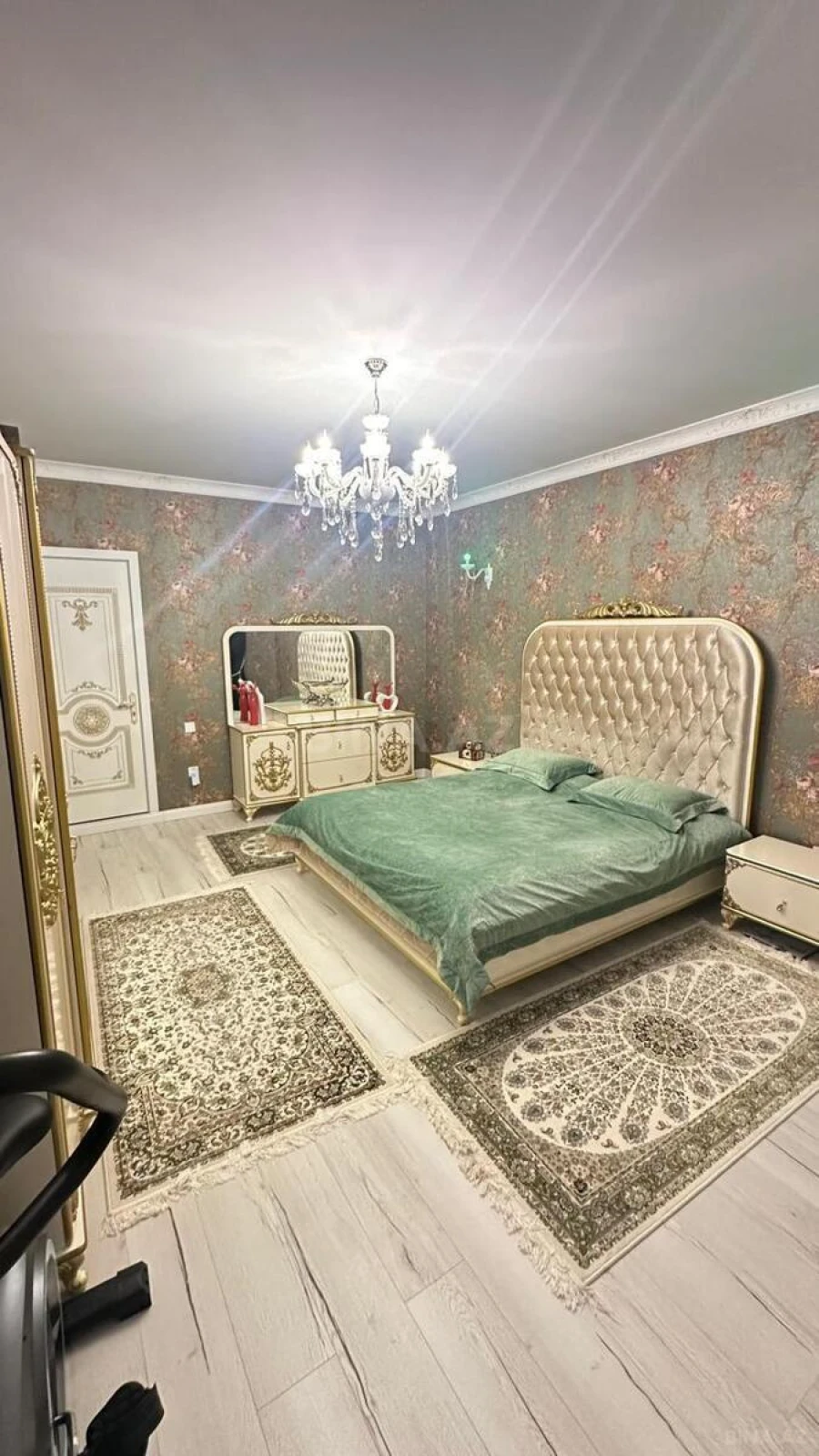 Satılır 4 otaqlı mənzil 148 m²