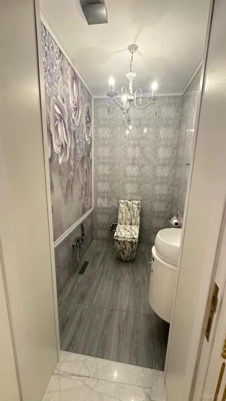 Satılır 4 otaqlı mənzil 148 m²
