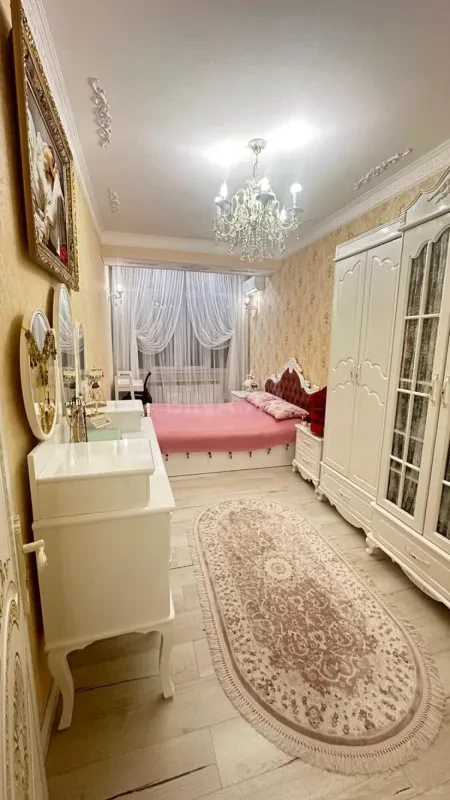 Satılır 4 otaqlı mənzil 148 m²