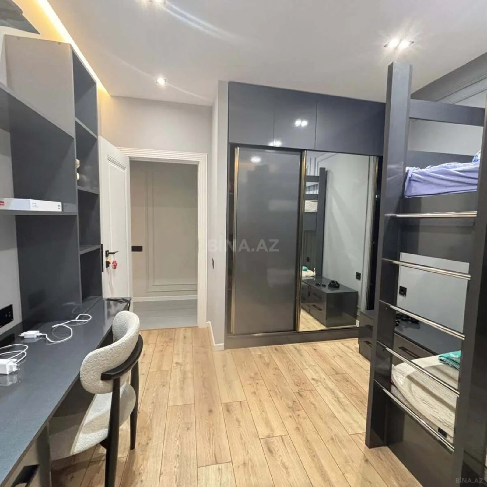 Satılır 5 otaqlı mənzil 110 m²