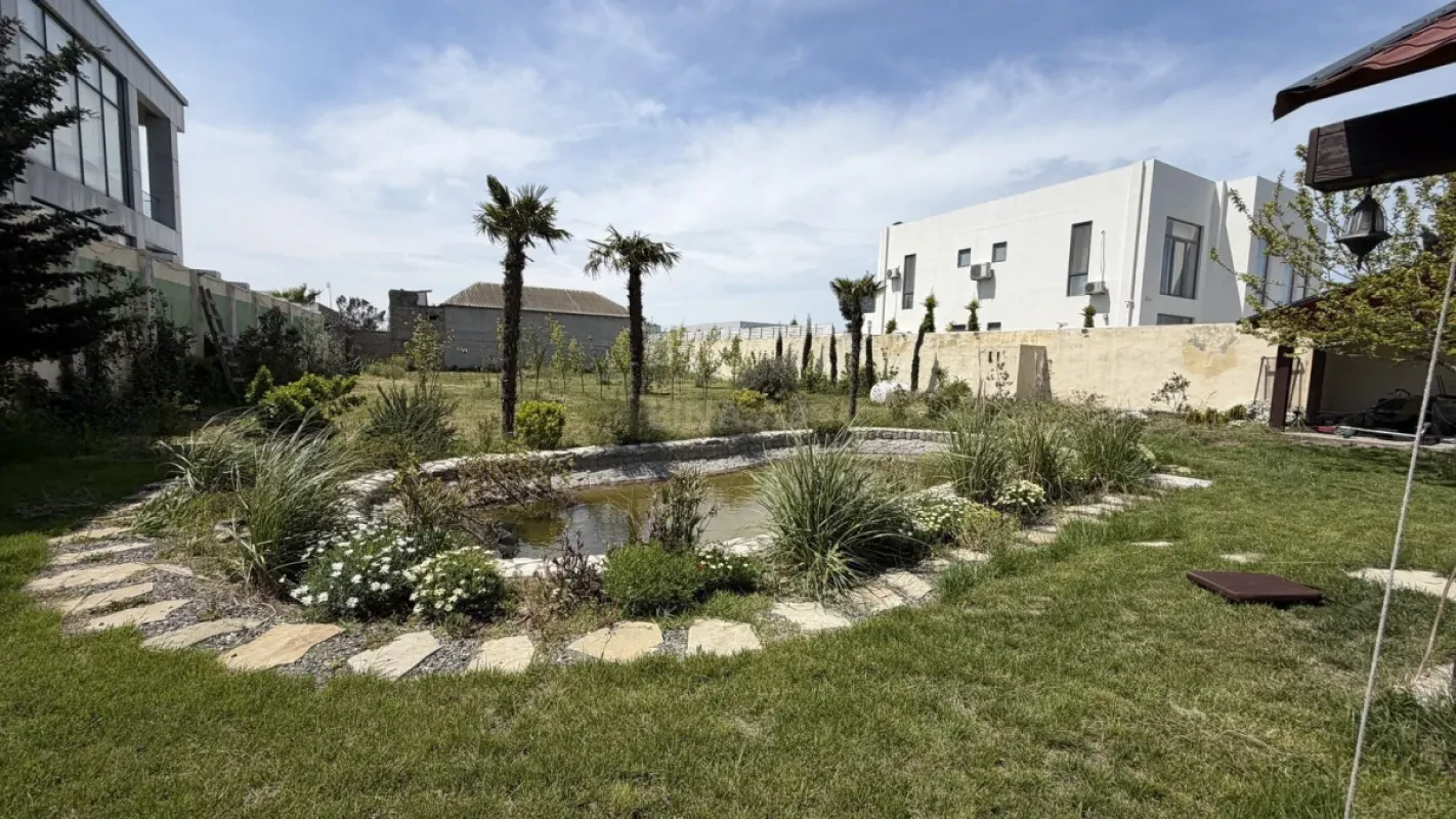 Satılır 6 otaqlı həyət evi 300 m²