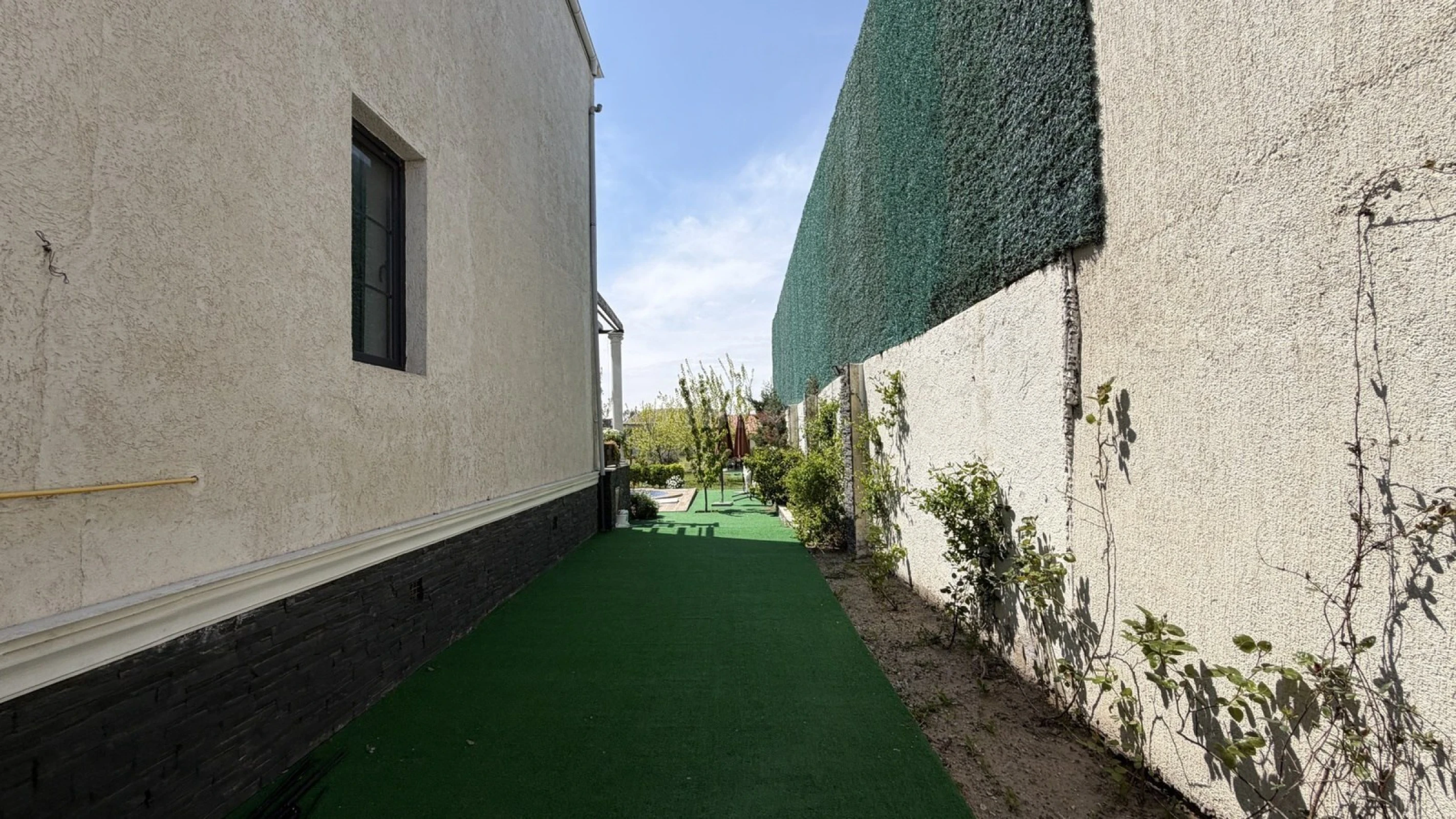 Satılır 6 otaqlı həyət evi 300 m²