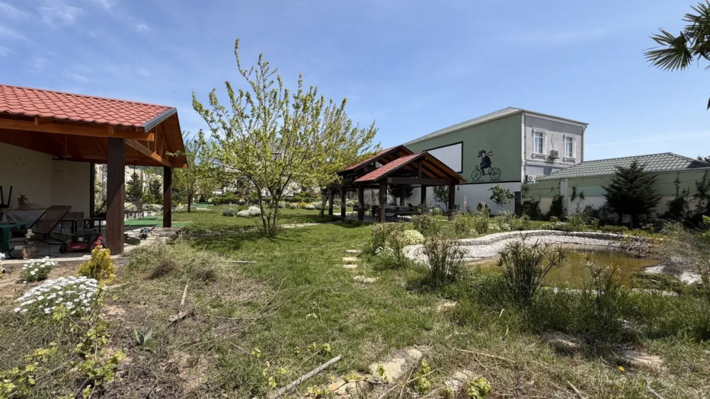 Satılır 6 otaqlı həyət evi 300 m²