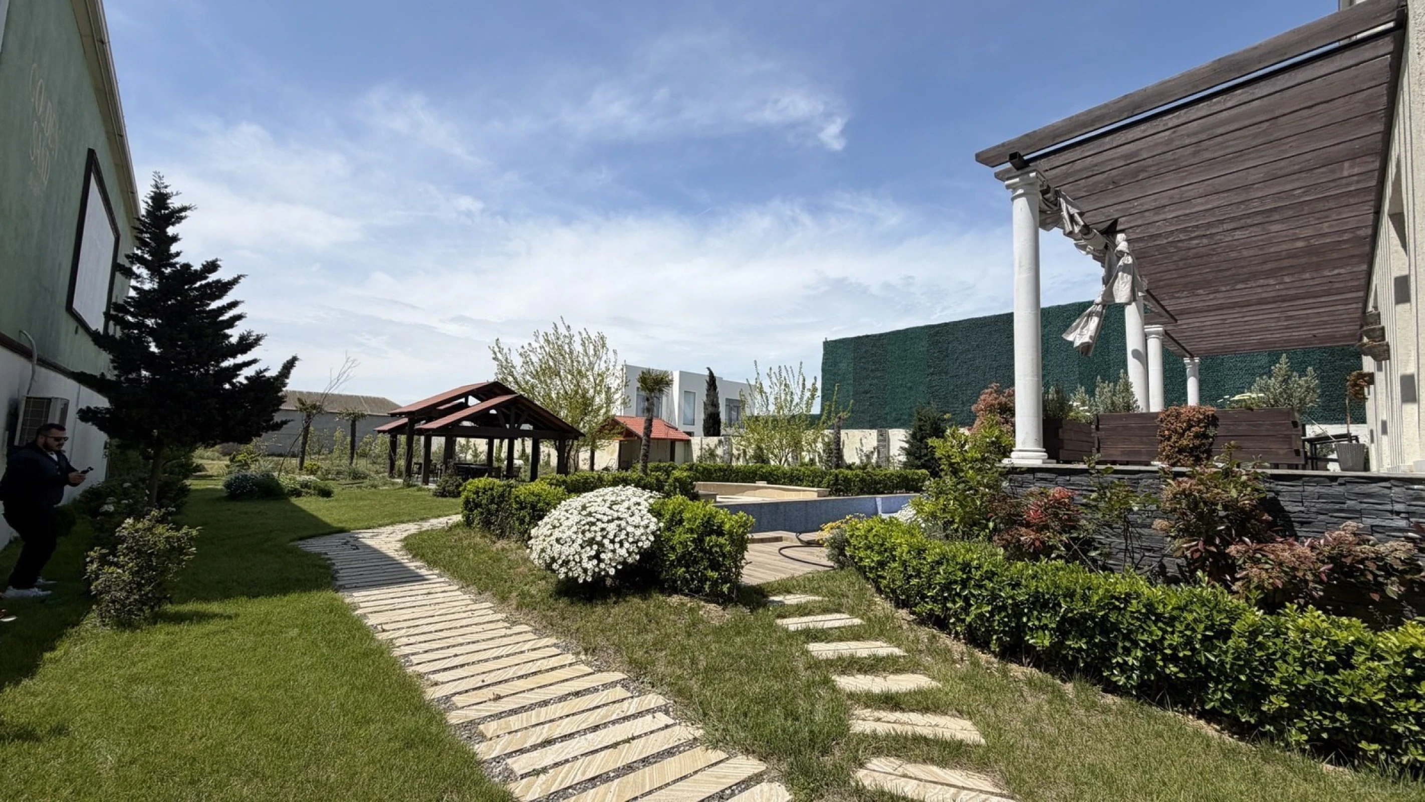 Satılır 6 otaqlı həyət evi 300 m²