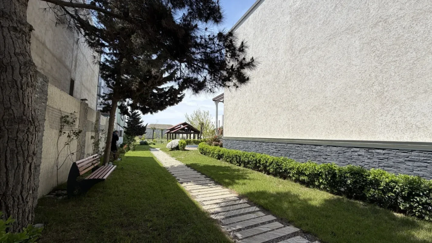 Satılır 6 otaqlı həyət evi 300 m²