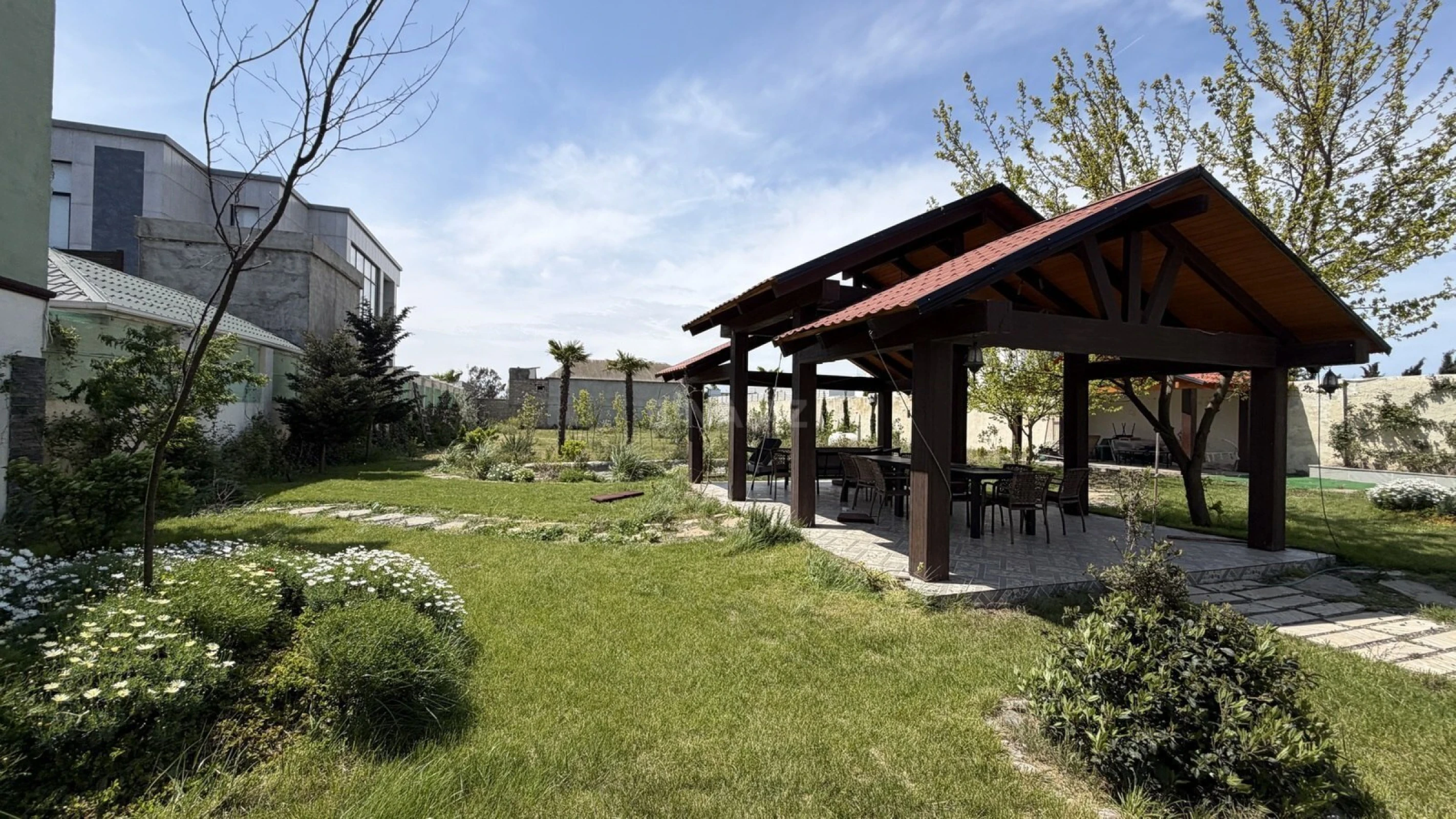 Satılır 6 otaqlı həyət evi 300 m²