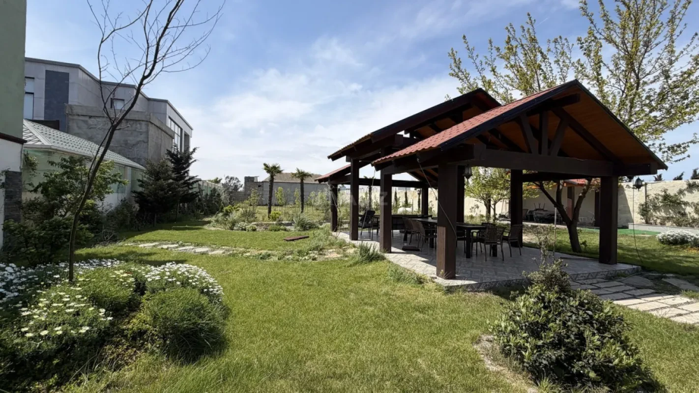 Satılır 6 otaqlı həyət evi 300 m²