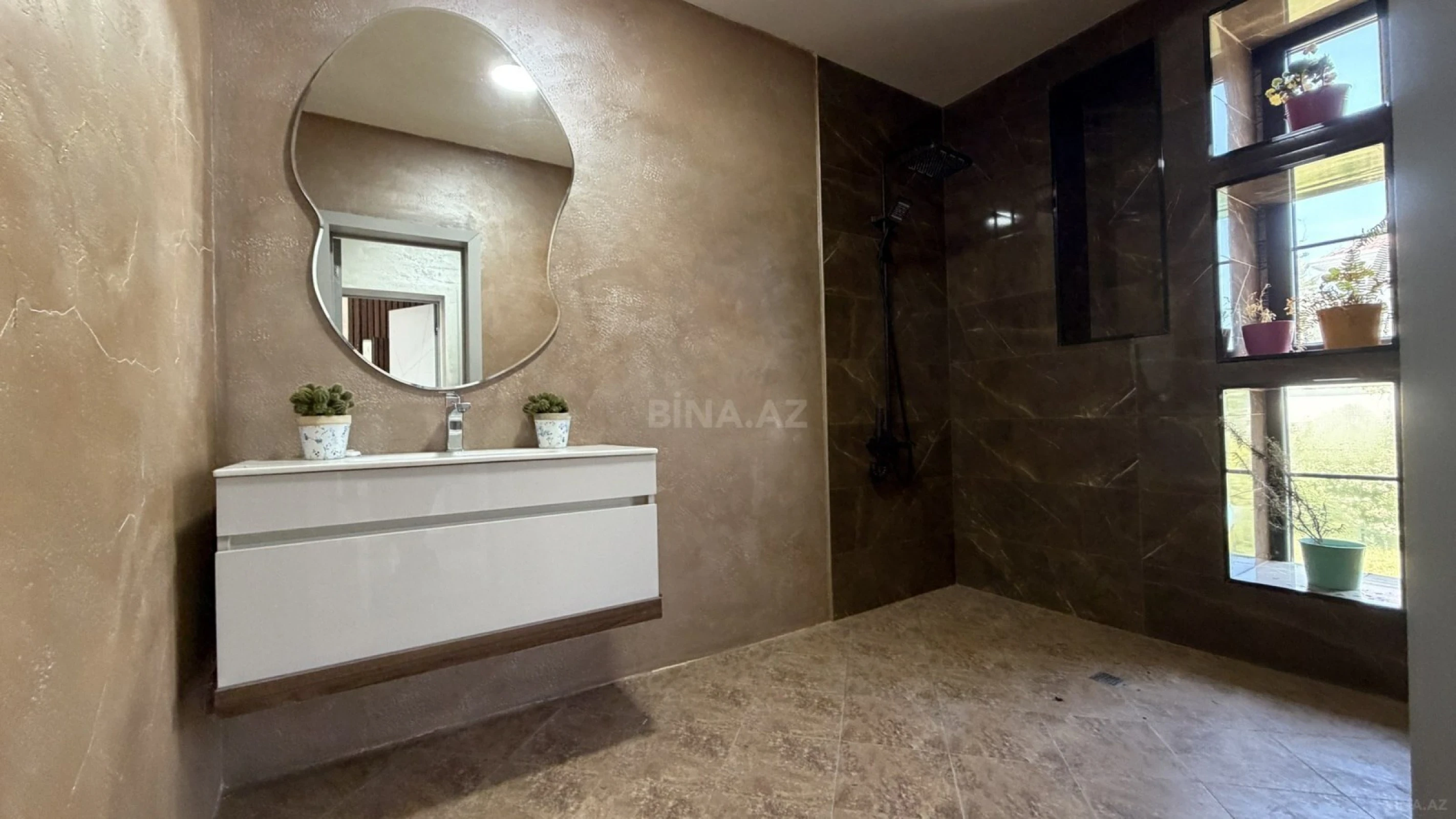 Satılır 6 otaqlı həyət evi 300 m²
