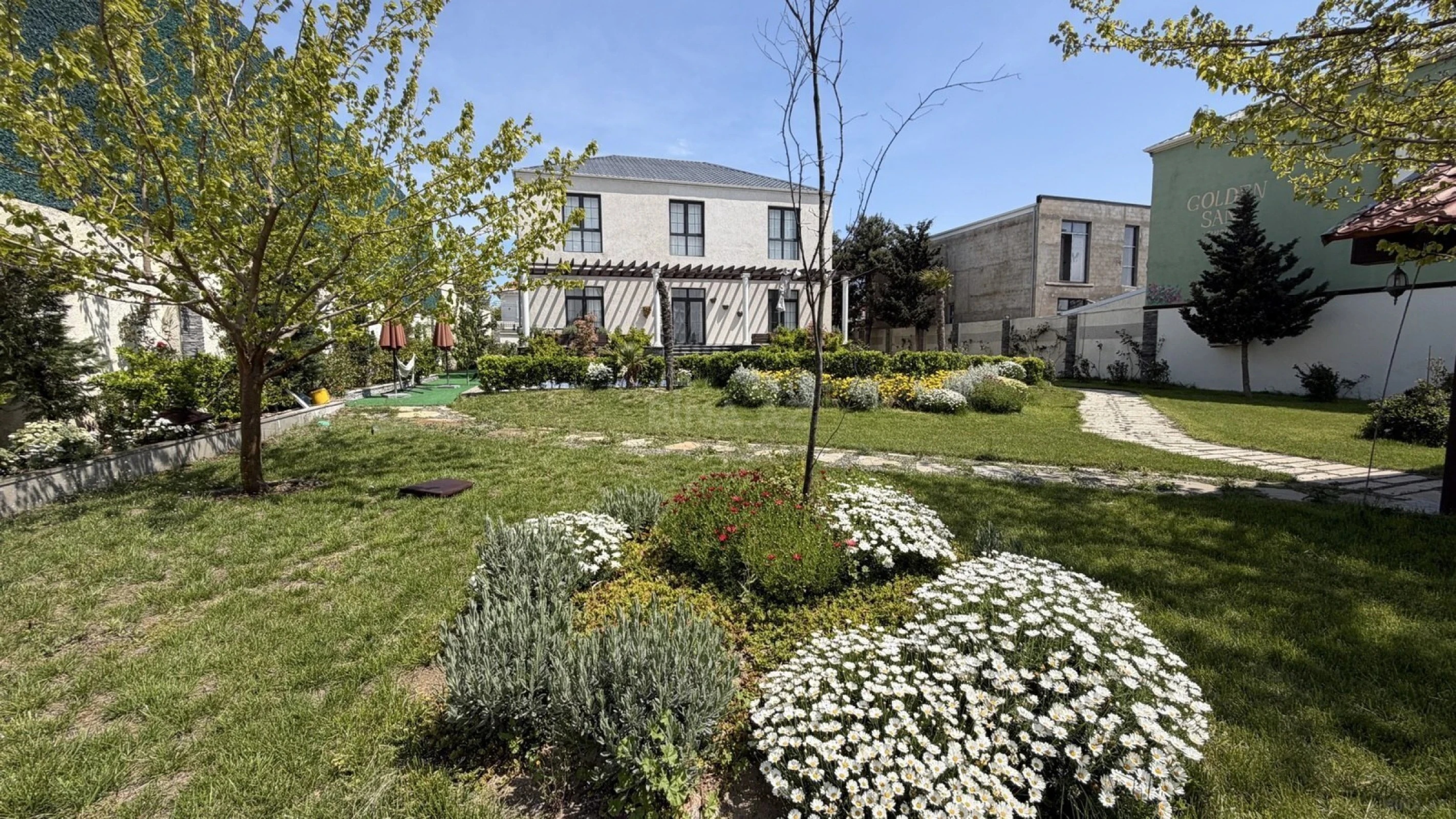 Satılır 6 otaqlı həyət evi 300 m²