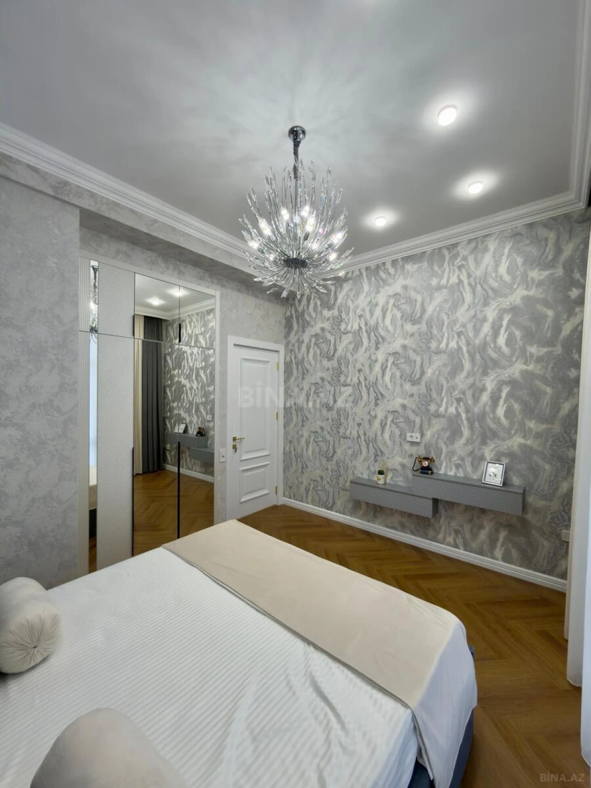 Satılır 3 otaqlı mənzil 132 m²