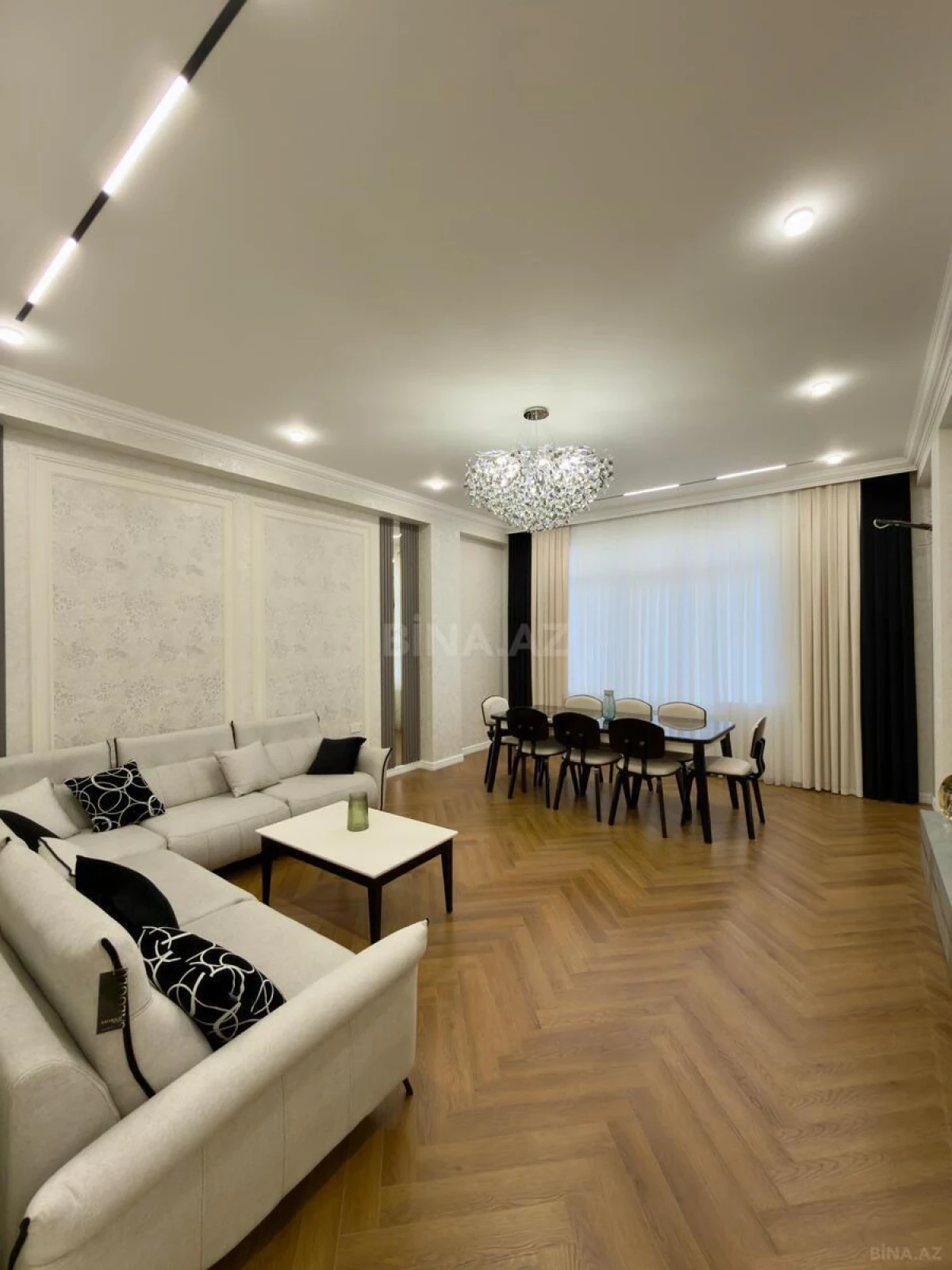 Satılır 3 otaqlı mənzil 132 m²