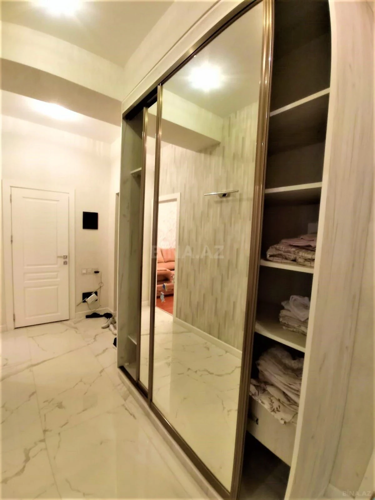 Kirayə verilir 2 otaqlı mənzil 130 m²
