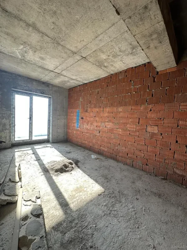 Satılır 4 otaqlı mənzil 182 m²