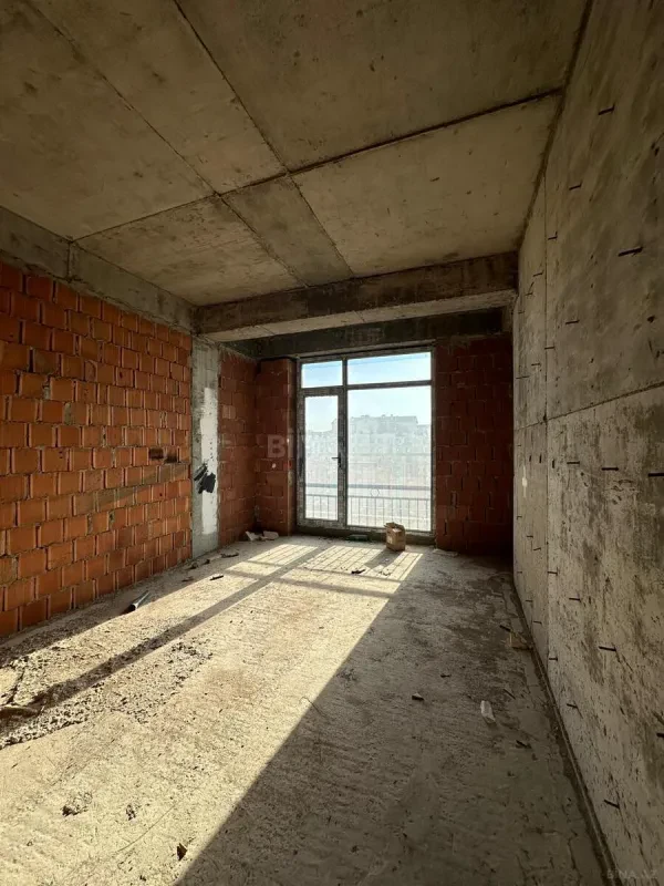 Satılır 4 otaqlı mənzil 182 m²