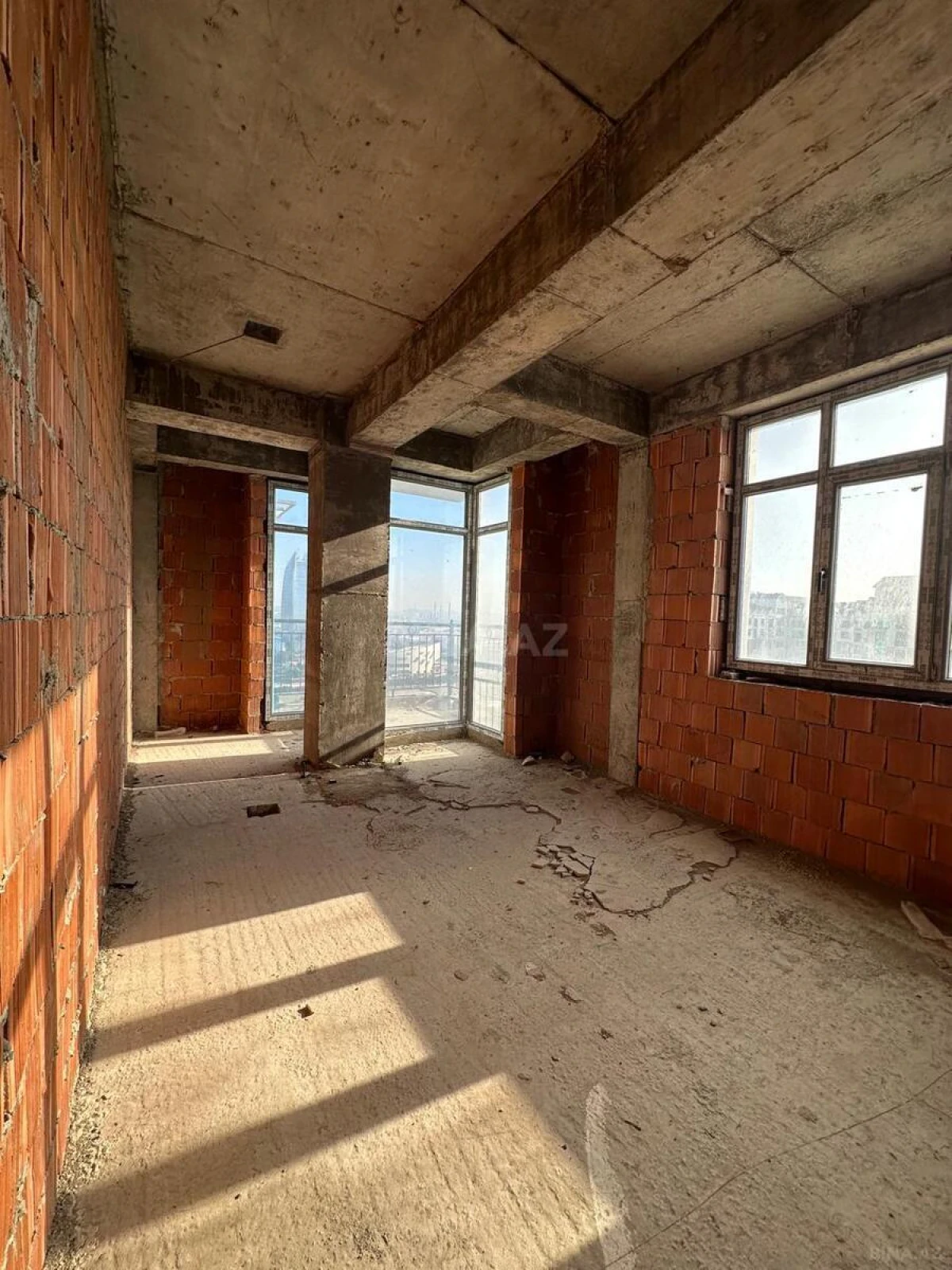 Satılır 4 otaqlı mənzil 182 m²