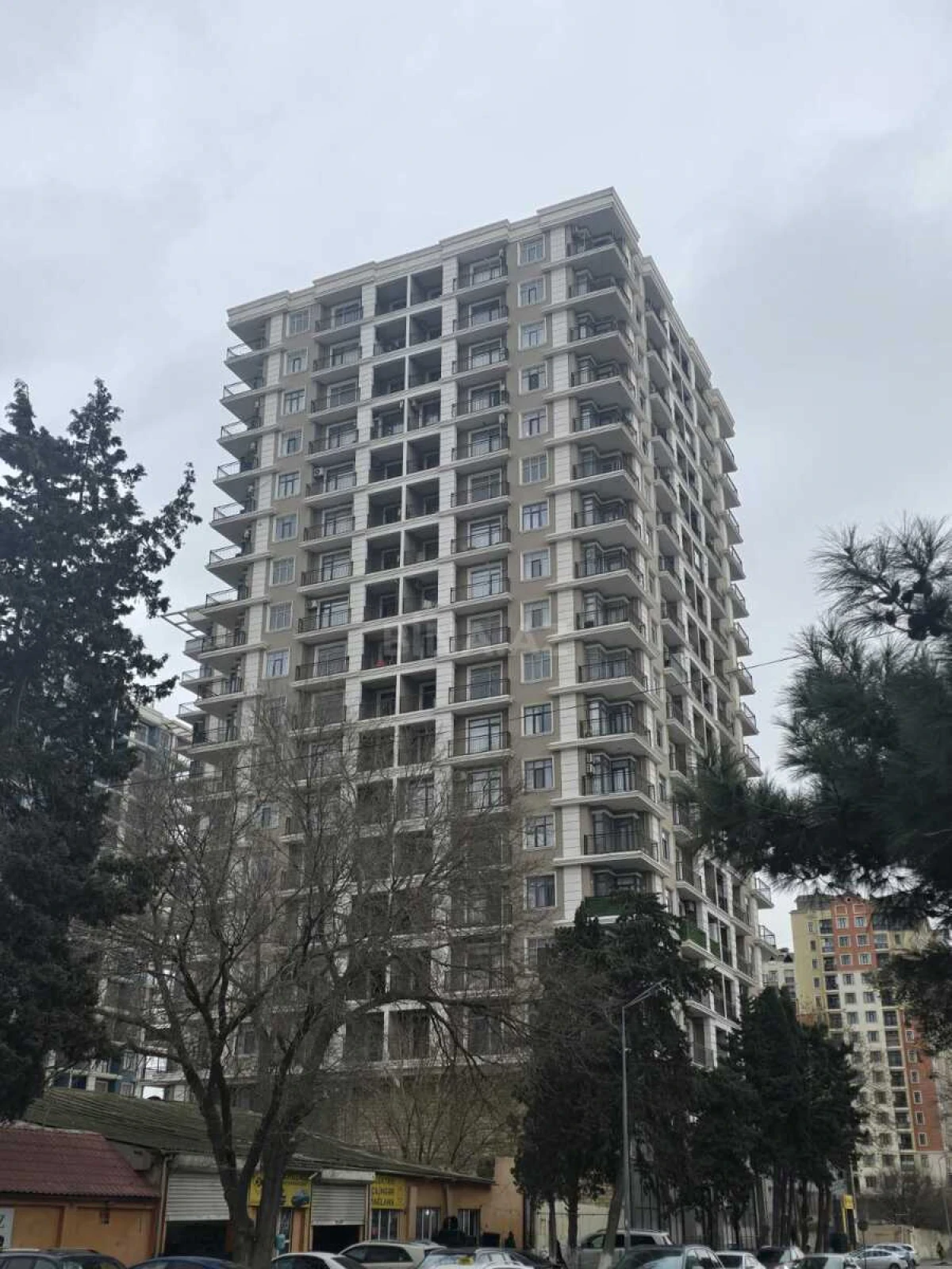 Satılır 4 otaqlı mənzil 182 m²