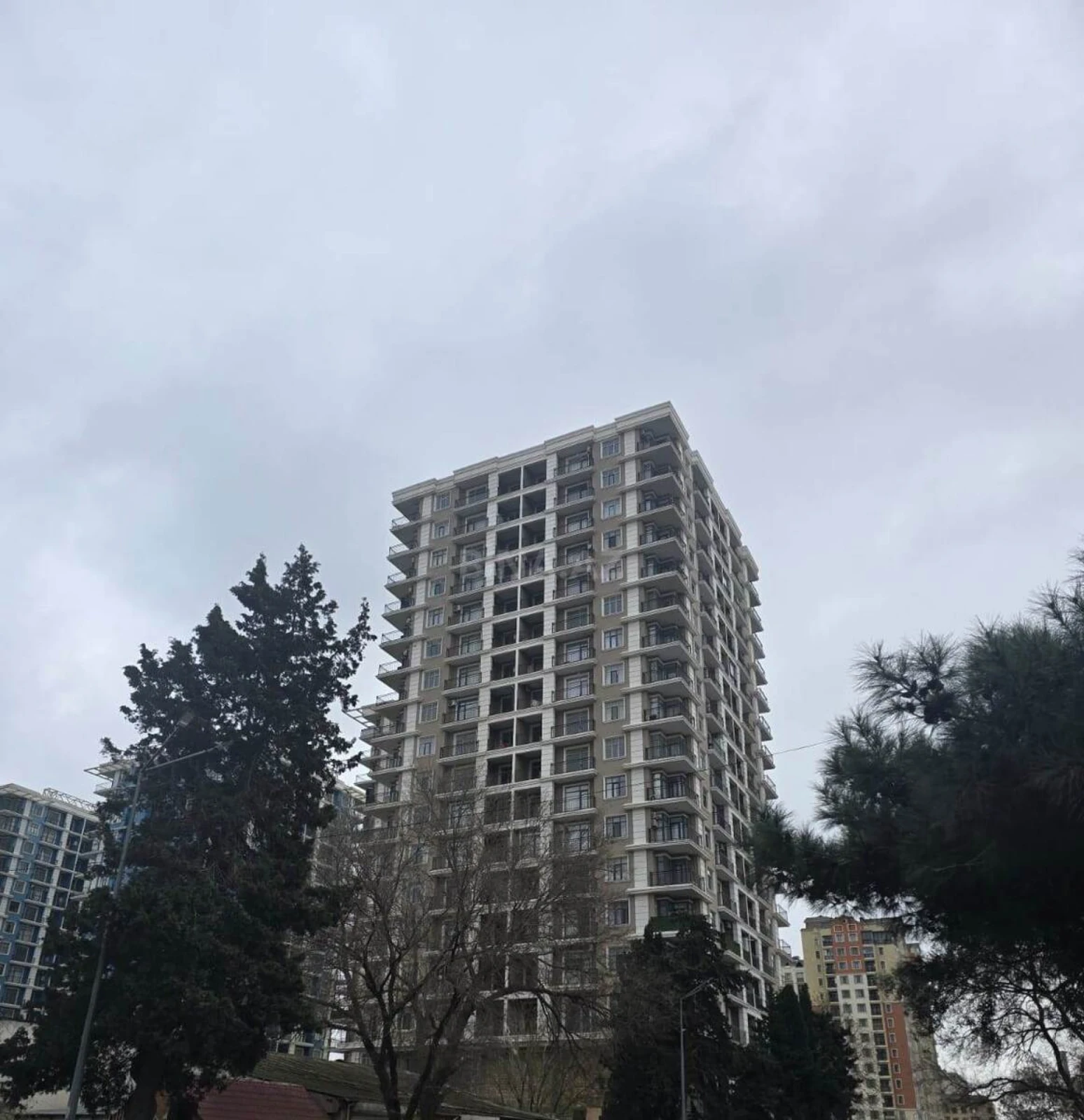 Satılır 4 otaqlı mənzil 182 m²