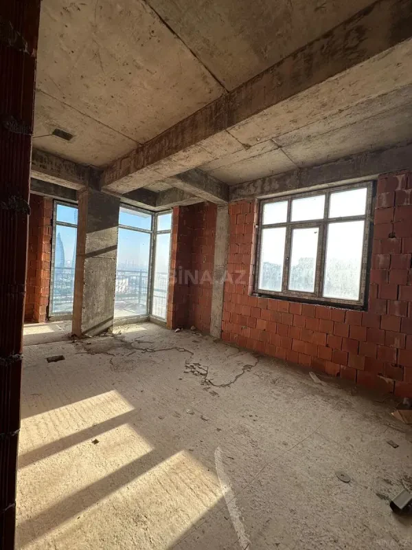 Satılır 4 otaqlı mənzil 182 m²