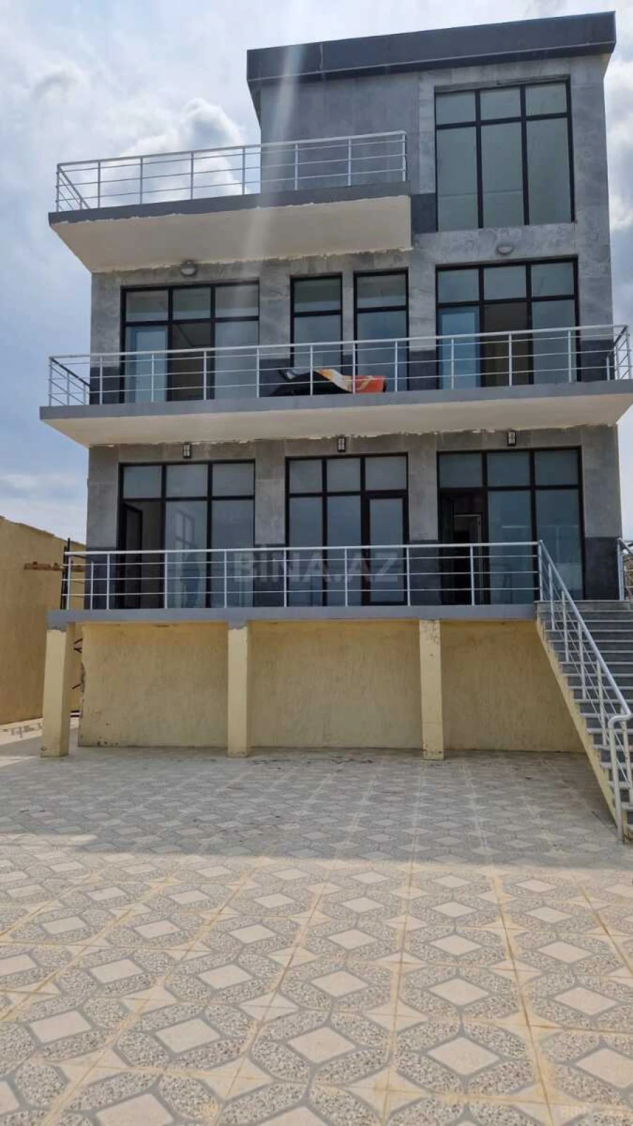 Satılır obyekt 550 m²