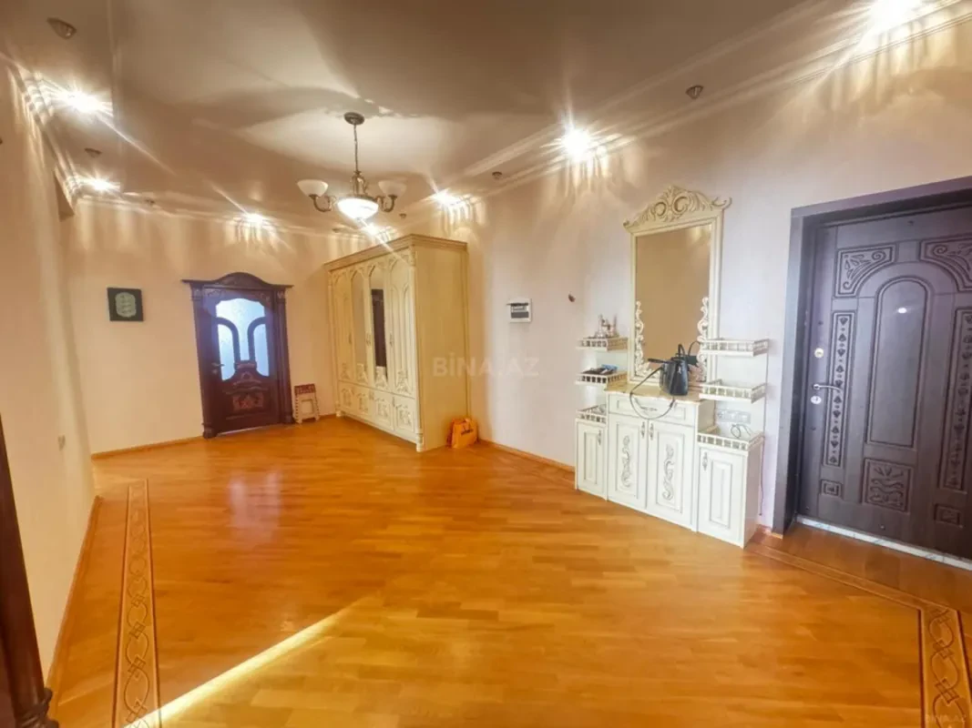 Satılır 3 otaqlı mənzil 166 m²