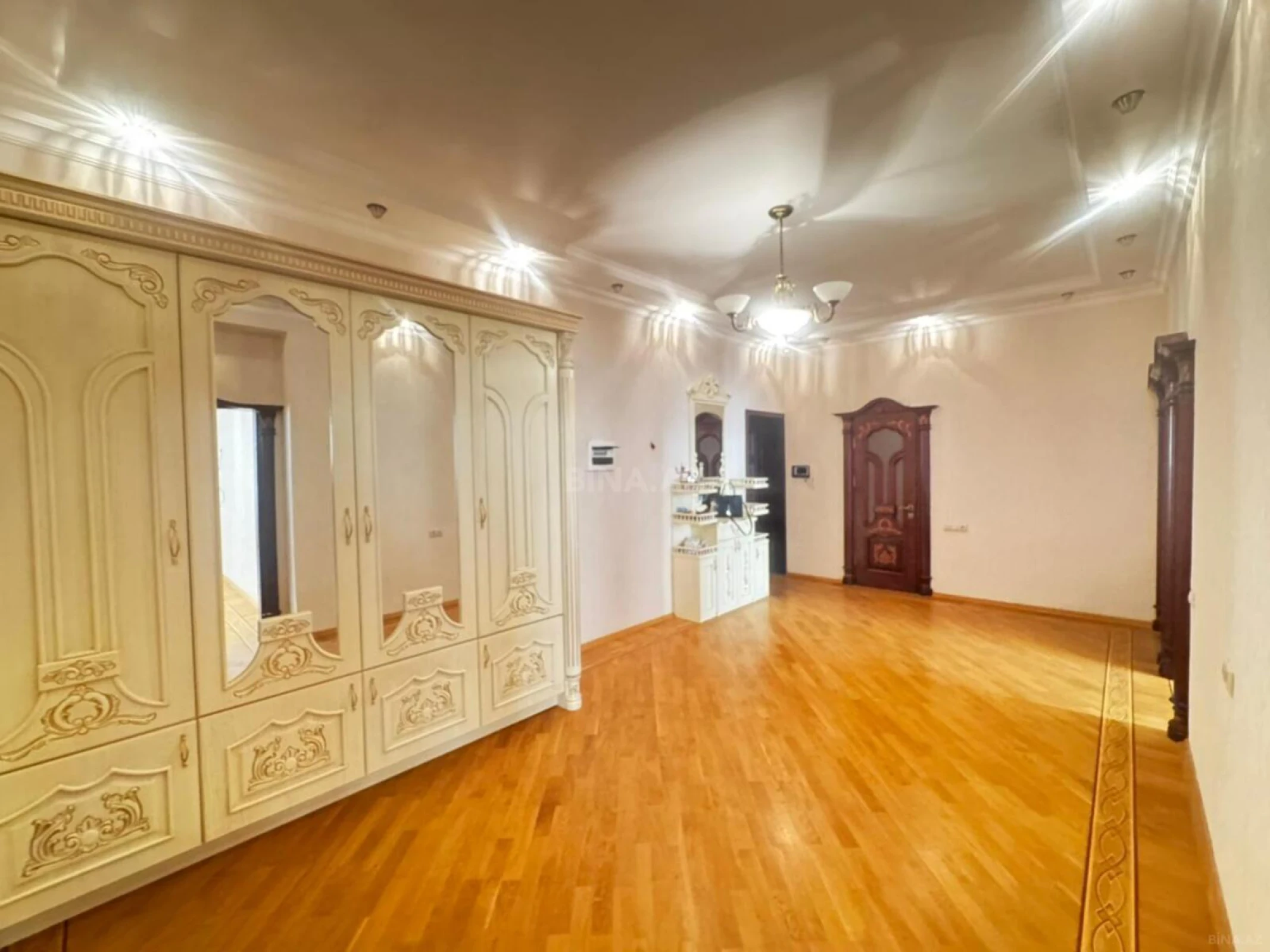 Satılır 3 otaqlı mənzil 166 m²