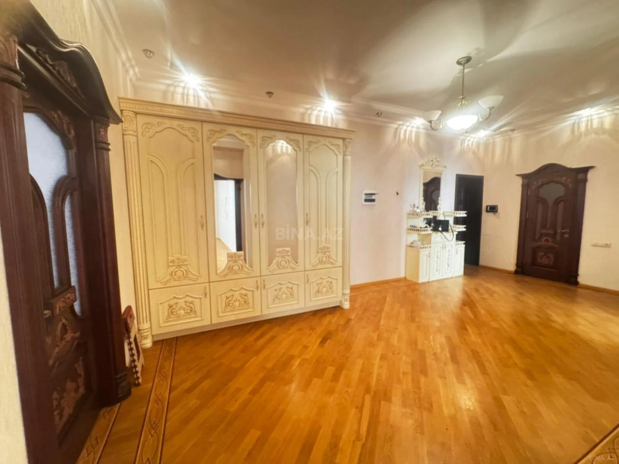 Satılır 3 otaqlı mənzil 166 m²