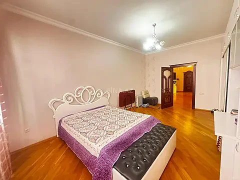 Satılır 3 otaqlı mənzil 166 m²