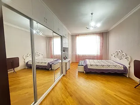 Satılır 3 otaqlı mənzil 166 m²