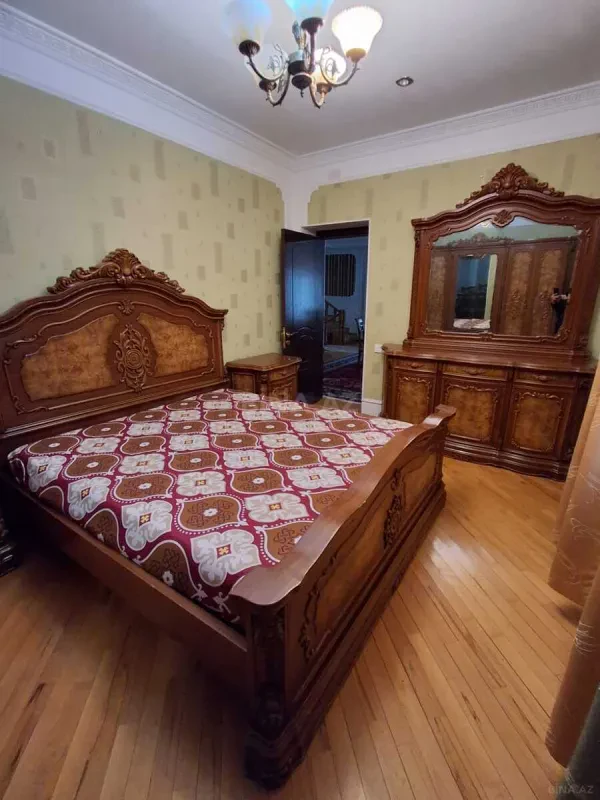 Kirayə verilir 10 otaqlı həyət evi 450 m²